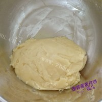 自制广式莲蓉蛋黄月饼做法图解4)