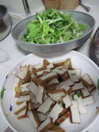 家常的芹菜香干炒肉做法图解2)