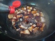 美味的虎皮蛋烧五花肉做法图解3)