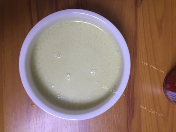色泽鲜亮的苹果布丁