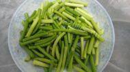 美味的蒜苔牛肉做法图解2)