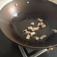 独特的蒜苔炒五花肉做法图解3)
