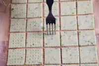 色香味俱全的香葱苏打饼干做法图解9)
