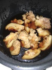 自制腐竹烧猪蹄做法图解2)