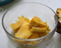 鲜美的菠萝炒饭做法图解4)