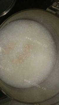 美味早餐皮蛋瘦肉粥做法图解4)
