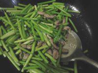 很有食欲的肉丝蒜薹做法图解5)
