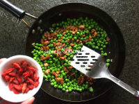好吃的豌豆枸杞炒肉的做法图解六