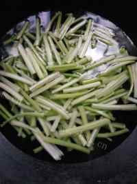 独特的芹菜炒肉做法图解3)