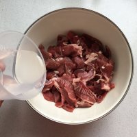 细嫩筋道奇台过油肉做法图解2)