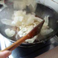 五味俱全的榛蘑肉丝炒大白菜的做法图解十