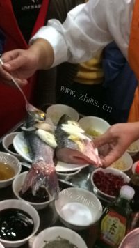 口感极佳的蒜爆鱼做法图解2)