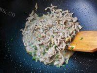 家常菜茭白炒肉丝做法图解6)