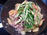 美味的肉片炒土豆做法图解13)