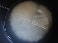 营养丰富的鸡毛菜牛肉粥做法图解2)