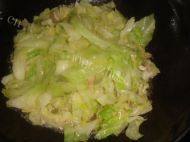 家常菜肉丝炒卷心菜做法图解3)