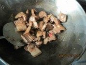 美味蒜苗炒回锅肉做法图解3)