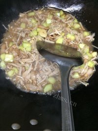 家常菜黄瓜炒金针菇做法图解7)