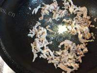 家常菜茭白青椒炒肉丝做法图解4)