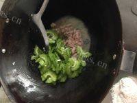 美味苦瓜炒肉做法图解3)