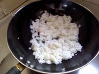 美味的咸鱼鸡粒炒饭做法图解4)