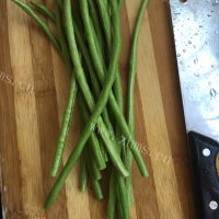 芳香四溢的长豆角炒肉做法图解1)