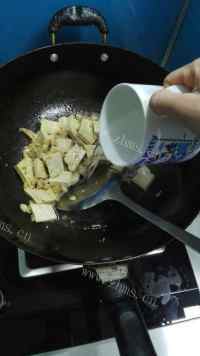 美味的虾仁炖豆腐做法图解7)