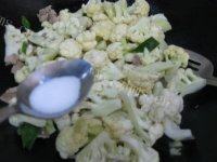 家常炒菜花做法图解6)