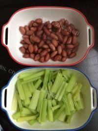 凉拌芹菜花生做法图解6)