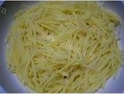 自制土豆丝鸡蛋煎饼做法图解1)