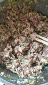 美味的香菇芹菜猪肉贴包做法图解3)