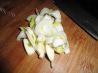 家常菜芹菜炒肉做法图解3)