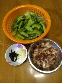 爽口解腻的肉焖苦瓜做法图解5)