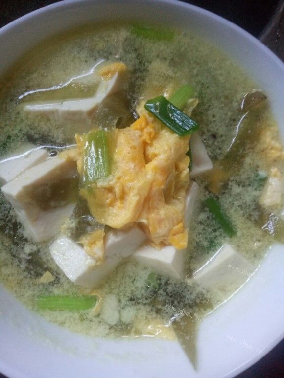 热腾腾的海带豆腐汤