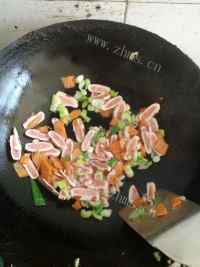 美味的酱油炒饭做法图解3)
