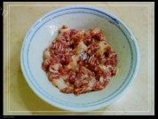 美味的莲子百合瘦肉汤做法图解3)