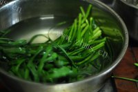 美味的虾仁韭菜盒子做法图解7)