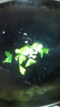 家常菜瘦肉炒苦瓜做法图解2)