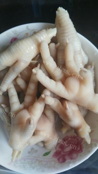 美味的香辣鸡爪做法图解2)