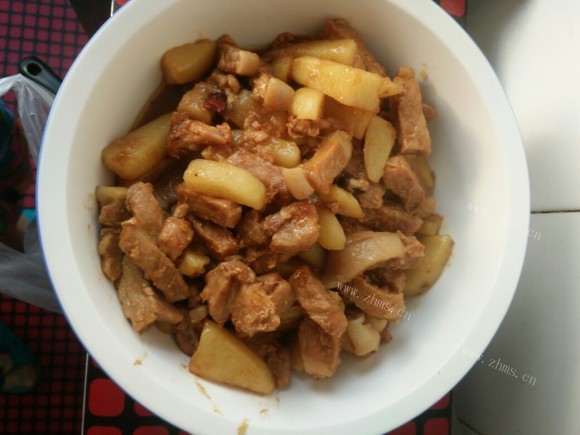 美味营养的猪肉炖土豆