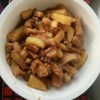 美味营养的猪肉炖土豆