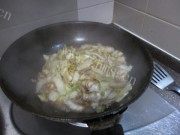 美味的白菜炒肉做法图解5)