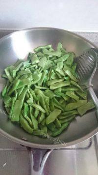 美味的芸豆烧排骨做法图解5)