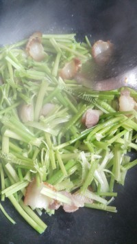 家常菜芹菜炒腊肉做法图解4)