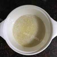 喷香的皮蛋瘦肉粥做法图解6)