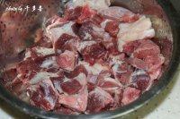 自制土豆烧牛腩做法图解1)