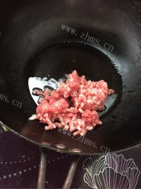 色泽鲜亮的芹菜猪肉饺子做法图解2)