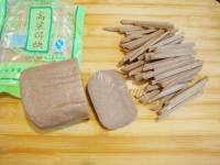 美味的黄瓜炒高粱饵块做法图解3)