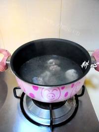 可口的洋葱番茄木耳汤做法图解3)