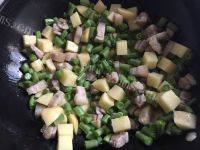 好吃的五花肉豆角焖饭做法图解6)